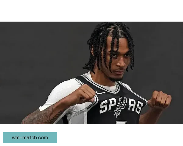 全队起立为卡斯尔庆祝三双创纪录邓肯19年历史比肩文班赞其本就优秀